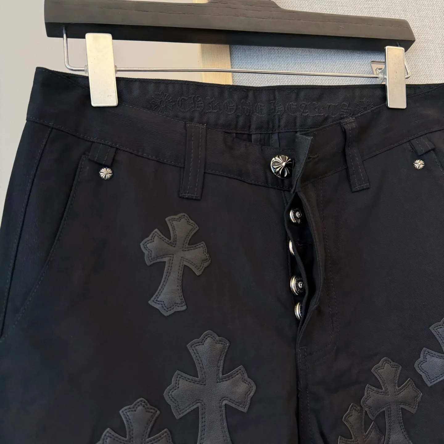 P280 model number: D327 ChromeHearts Chrome black camouflage patch Chino ceiling-level jeans, a pair is hard to find at the counter‼ ️About Zangyin✅This is an extremely luxurious fashion brand that can also be called the aristocracy of the high street. It has always been an exclusive brand for some hipsters or rich second generations. The color of this model is already very eye-catching by using a unique washed material. It is decorated with pink patch cross flowers, which cleverly highlights the charm of the brand. Secondly, this model adopts a classic high-waist cut design, which highlights the long legs and fashionable temperament of the upper body. The brand is highly recognizable and the slim-fitting configuration is more suitable for daily wear. The personality will be fashionable and the specifications can be seen at a glance. Materials and technology ✅ Needless to say, this point goes without saying. As an excellent craftsman brand, Zangyin's requirements for details and craftsmanship are really perfect. The washed color of this model has gone through a lot of processes, not to mention the embellishment of the denim appliqués. It is also purely handmade and sewn. Just like what they believe in, only handmade things have soul and have the meaning of wearing. A top-notch heavy-duty fashionable denim item, recommended by both hands‼ ️ Size# 28 30 32 34 36 Size reference# 28 pants length 100 waist circumference 72 30 pants length 102 waist circumference 76 32 pants length 104 waist circumference 80 34 pants length 106 waist circumference 84 36 pants length 108 waist circumference 88